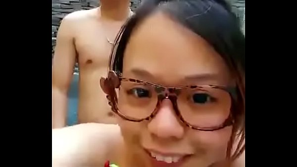 新婚小夫妻在蜜月酒店露天浴池啪啪自拍,做爱做的一脸享受