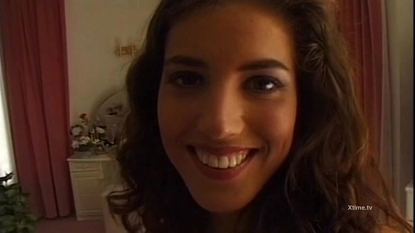 Hot brunette gets naked and gives a blowjob