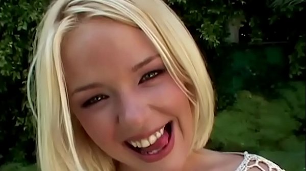 Missy Monroe a 19 ans, blonde et belle, elle gagne ses petits pains pour faire plaisir à nos hommes … amusez-vous