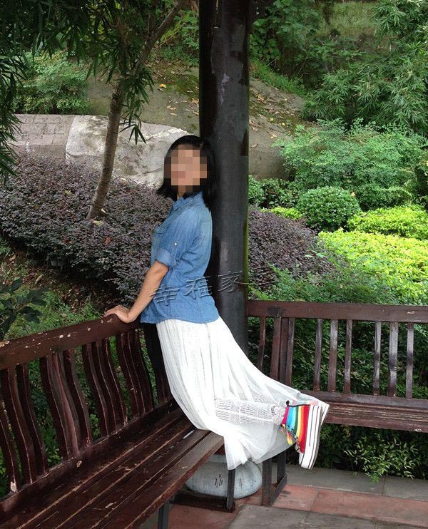 清纯可爱小小娇妻mouse在家里脱换彩丝