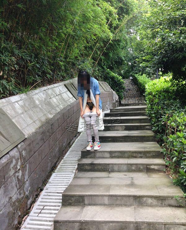 清纯可爱小小娇妻mouse在家里脱换彩丝