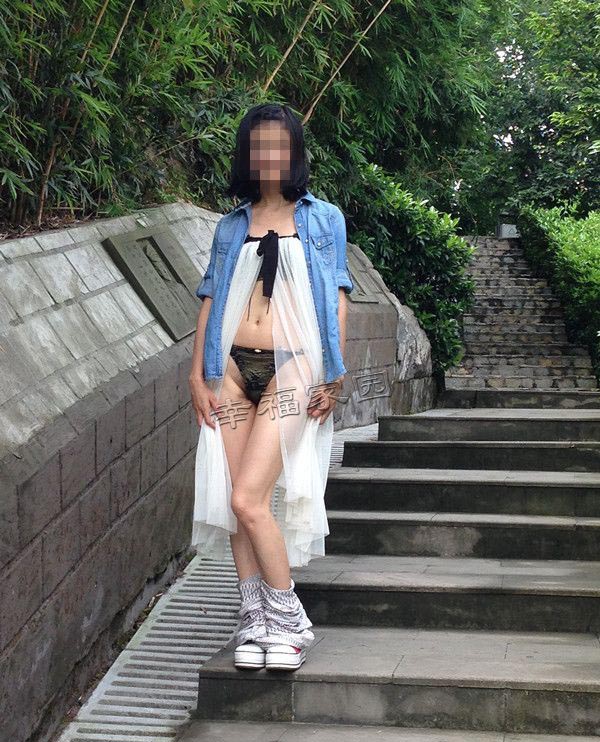 清纯可爱小小娇妻mouse在家里脱换彩丝