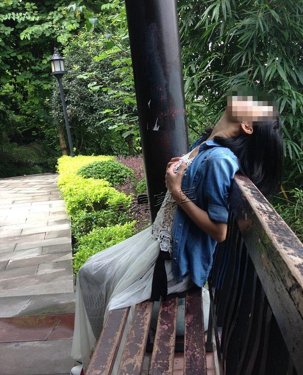 清纯可爱小小娇妻mouse在家里脱换彩丝